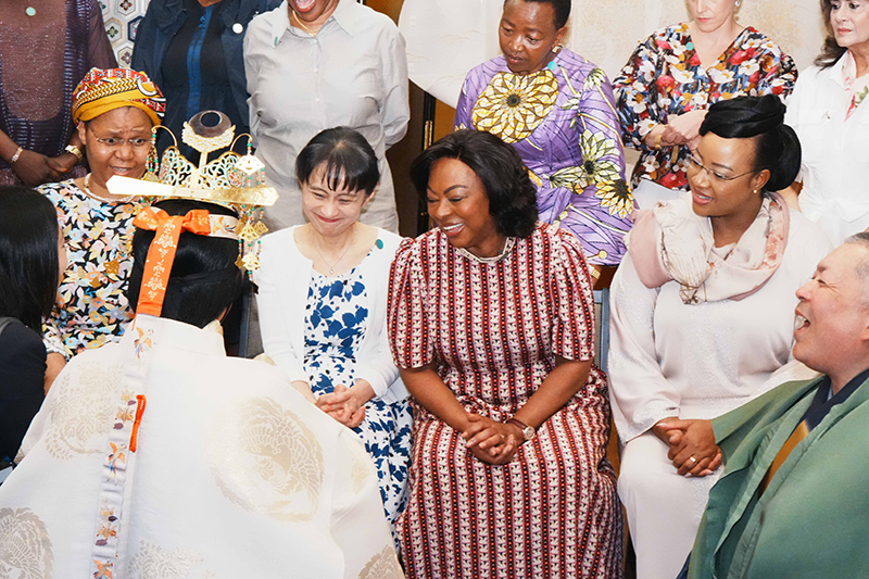 能を鑑賞する総理夫人３