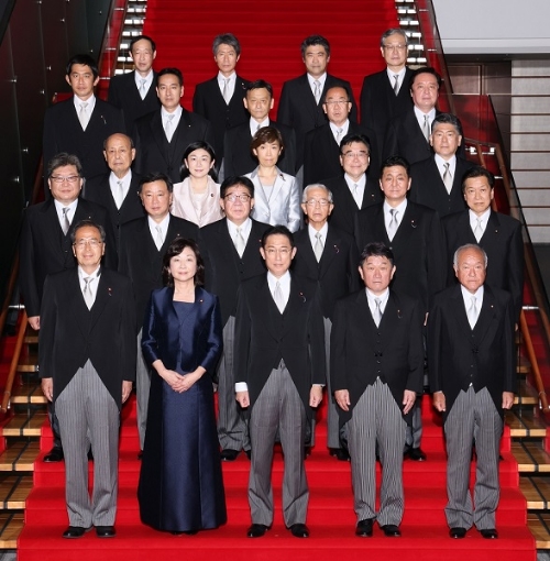 写真：岸田内閣の閣僚全員による記念撮影