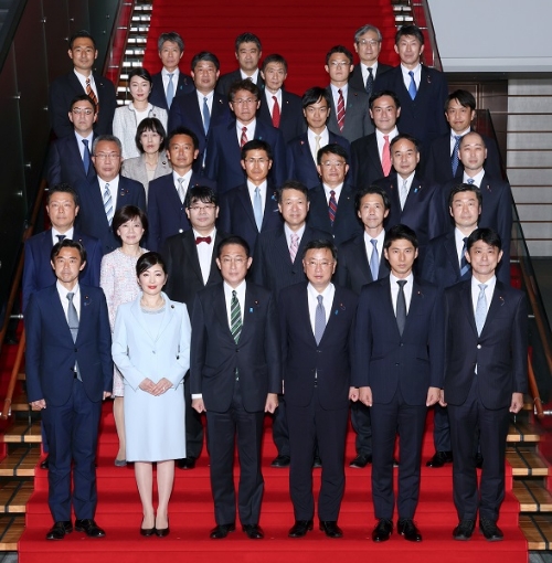写真：第２次岸田内閣の大臣政務官全員による記念撮影