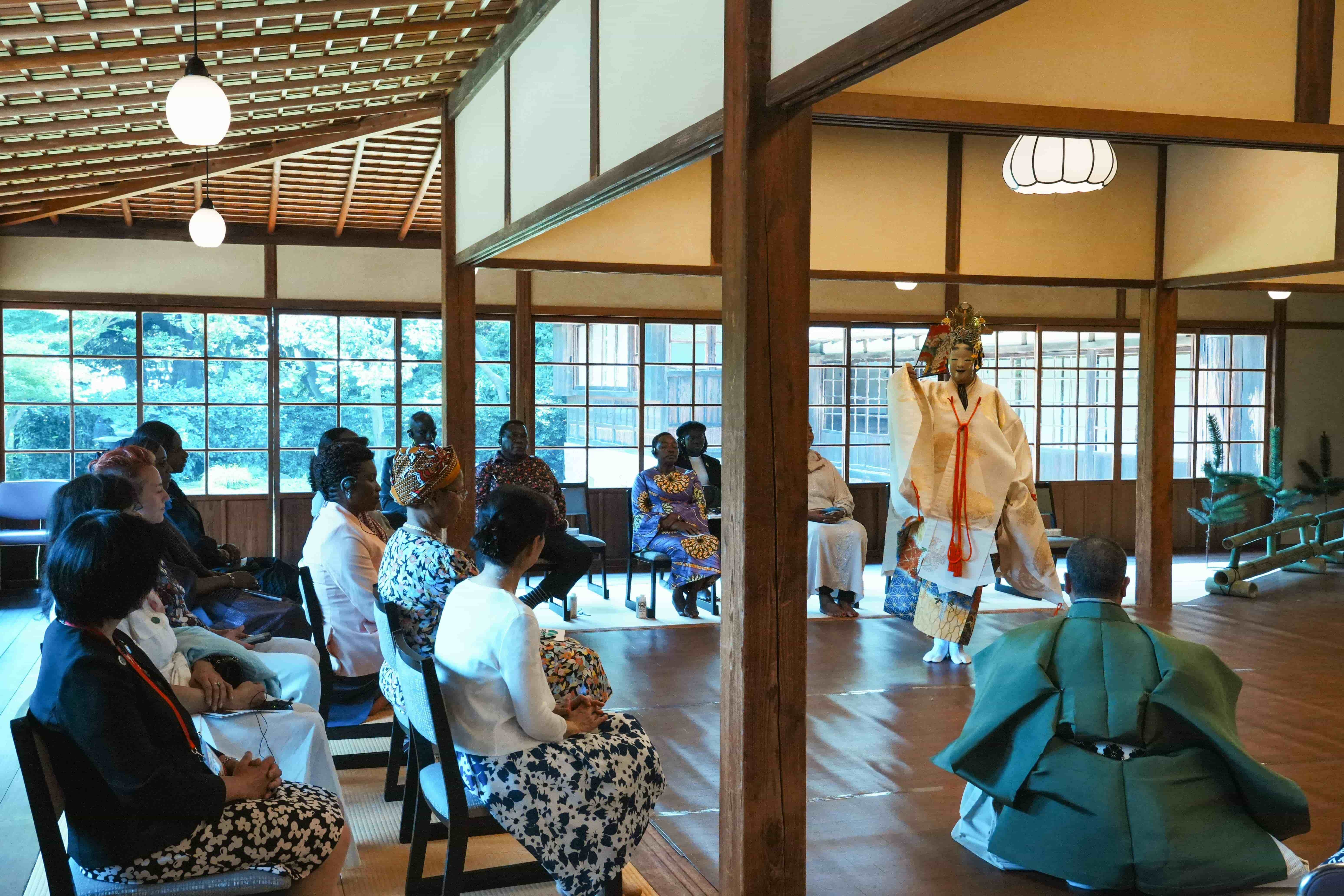 能を鑑賞する総理夫人４