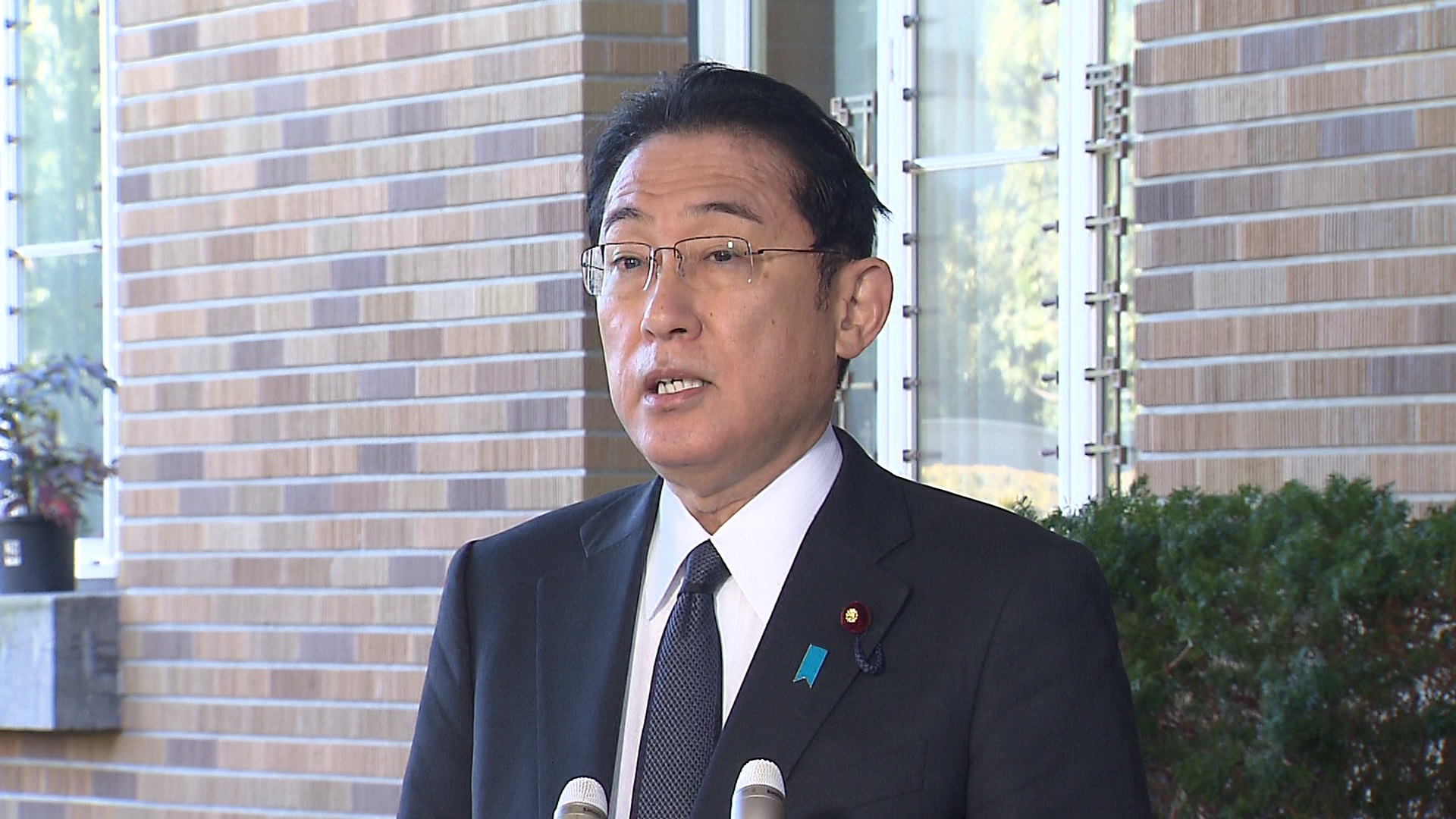 記者の質問に答える岸田総理