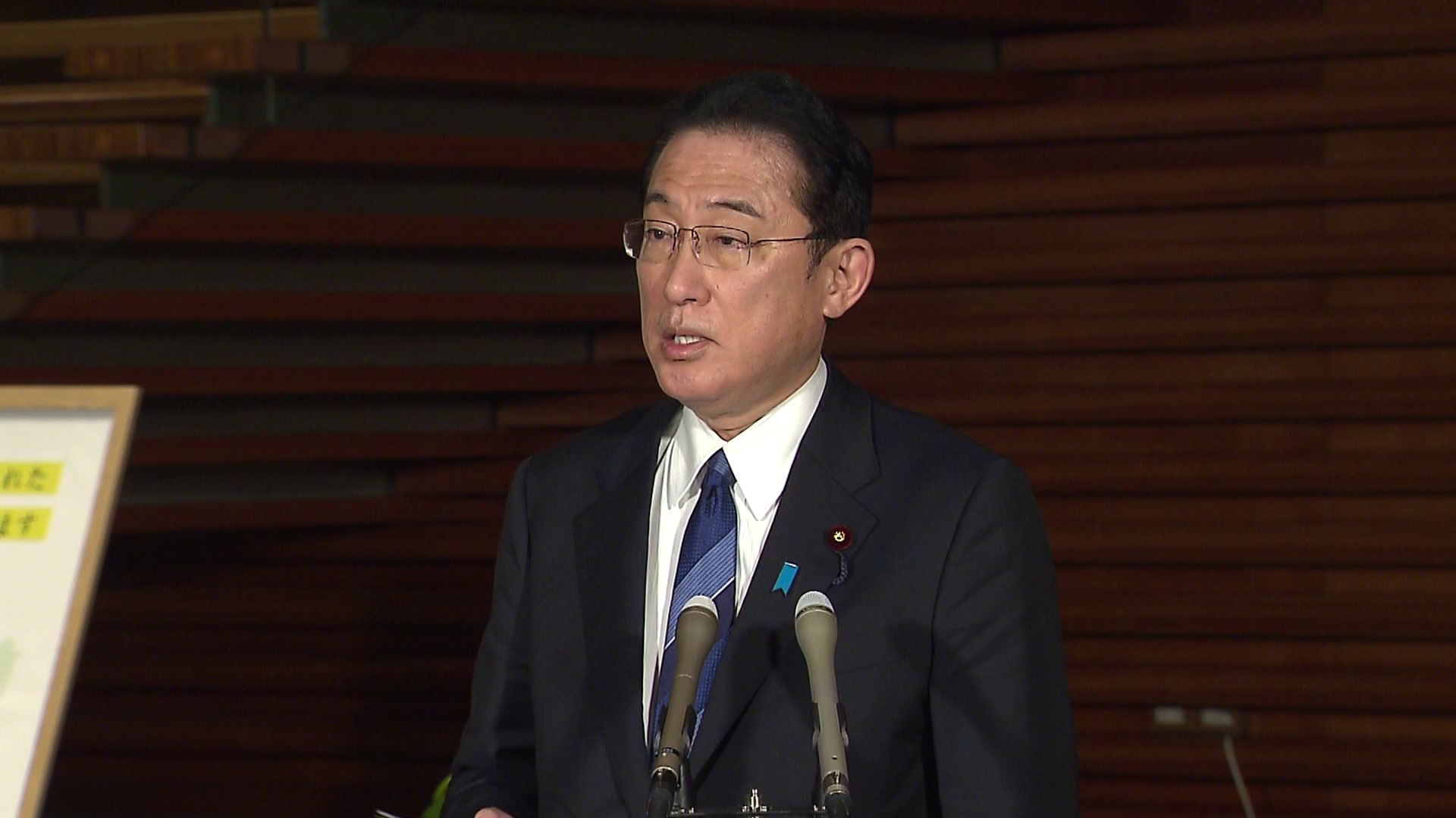 記者の質問に答える岸田総理