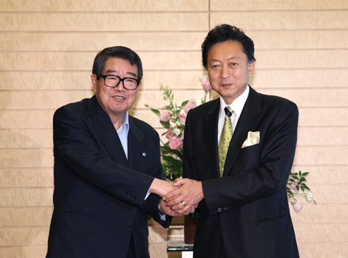 政労会見で高木会長と握手する鳩山総理の写真１