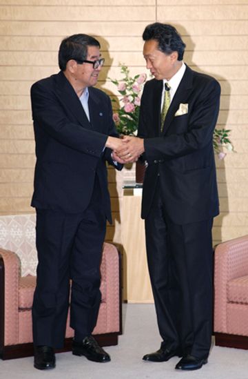 政労会見で高木会長と握手する鳩山総理の写真２