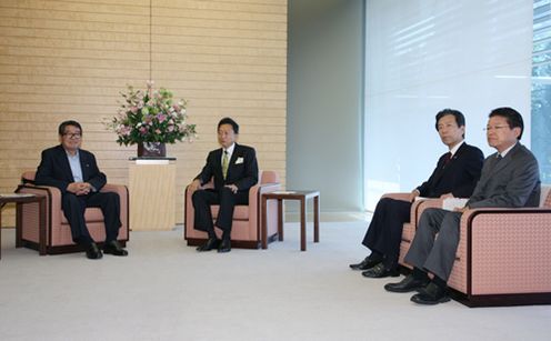 政労会見に臨む鳩山総理の写真