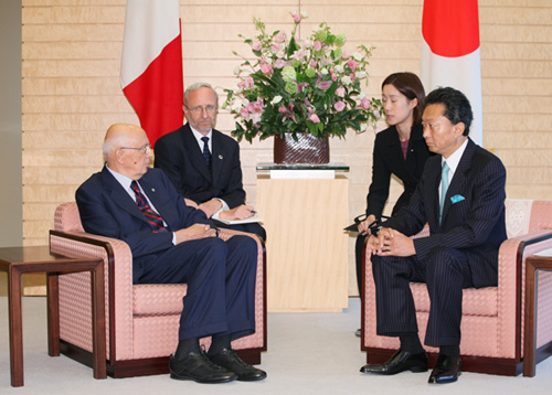 ナポリターノ大統領と会談する鳩山総理の写真１
