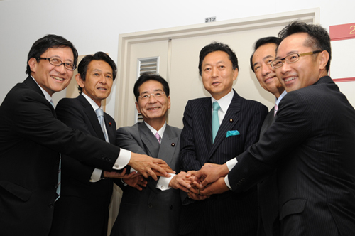 国家戦略室、行政刷新会議の除幕式に臨む鳩山総理の写真１