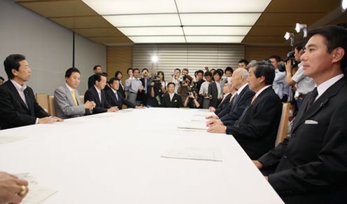 地球温暖化問題に関する閣僚委員会で挨拶する鳩山総理の写真2
