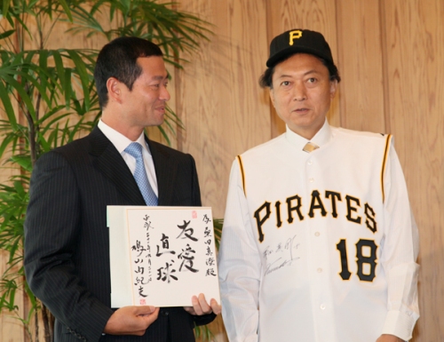 桑田氏に色紙を贈呈する鳩山総理の写真
