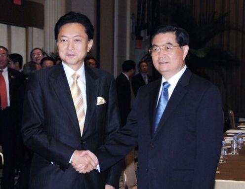 中国の胡錦濤国家主席と握手する鳩山総理の写真
