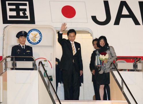 羽田空港からニューヨークに出発する鳩山総理と幸婦人の写真