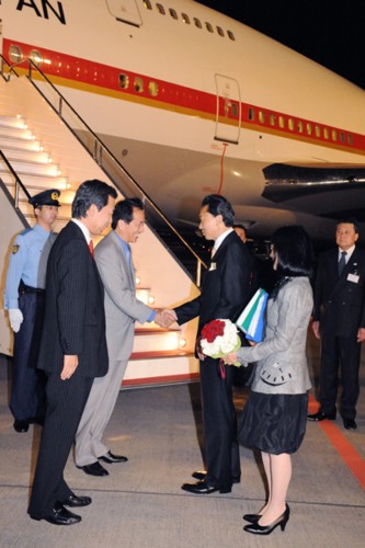 菅副総理と平野官房長官に見送られて出発する鳩山総理夫妻の写真