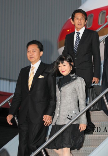 ニューヨークに到着した鳩山総理夫妻の写真