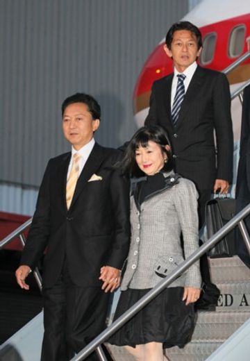ニューヨークに到着した鳩山総理夫妻の写真