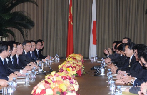 日中首脳会談に臨む鳩山総理の写真