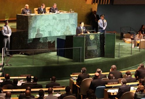 国連気候変動首脳会合開会式で演説する鳩山総理の写真３