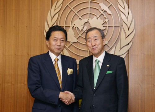 潘基文国連事務総長と握手する鳩山総理の写真