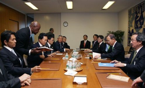 潘基文国連事務総長との会談に臨む鳩山総理の写真