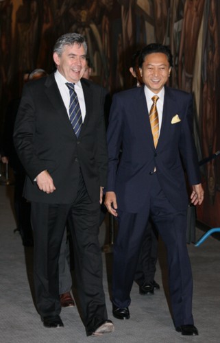 英国のブラウン首相と日英首脳会談に臨む鳩山総理の写真