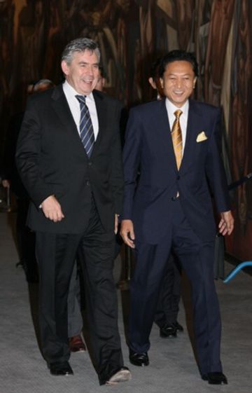 英国のブラウン首相と日英首脳会談に臨む鳩山総理の写真