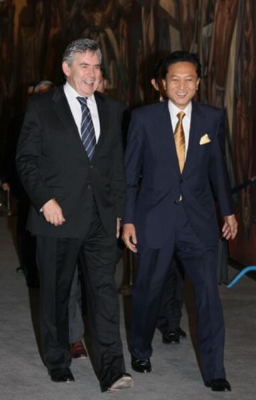 英国のブラウン首相と日英首脳会談に臨む鳩山総理の写真