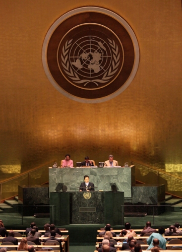 国連総会の一般討論で演説する鳩山総理の写真３