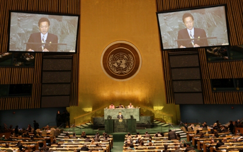 国連総会の一般討論で演説する鳩山総理の写真４