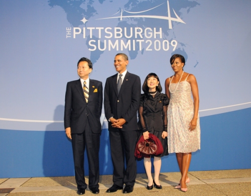 オープニング・レセプションにてオバマ大統領夫妻の出迎えを受ける鳩山総理夫妻の写真