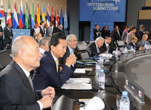 藤井財務大臣と共にサミット全体会合に臨む鳩山総理の写真