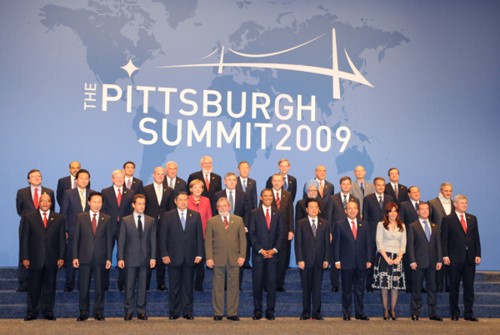 サミットに出席した各国首脳と記念撮影する鳩山総理の写真1