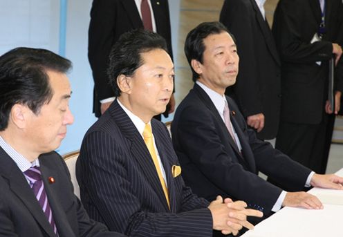 平成２２年度予算編成に関する閣僚委員会を開催する鳩山総理の写真