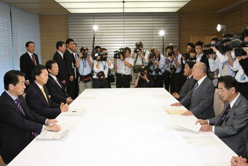 平成22年度予算編成に関する閣僚委員会の写真