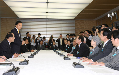 拉致被害者御家族との懇談で挨拶する鳩山総理の写真1