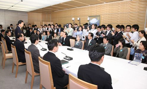 拉致被害者御家族との懇談で挨拶する鳩山総理の写真２