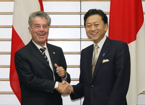 ハインツ・フィッシャー大統領と握手する鳩山総理の写真１