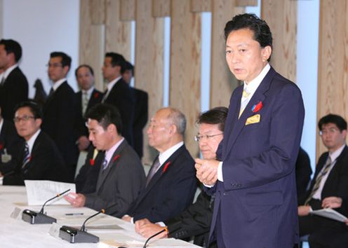 新型インフルエンザ対策本部会合で挨拶する鳩山総理の写真１