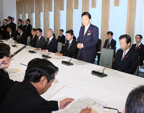 新型インフルエンザ対策本部会合で挨拶する鳩山総理の写真２