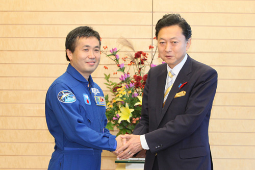 若田宇宙飛行士と握手する鳩山総理の写真