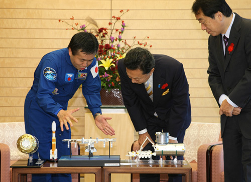 若田宇宙飛行士から説明を受ける鳩山総理の写真