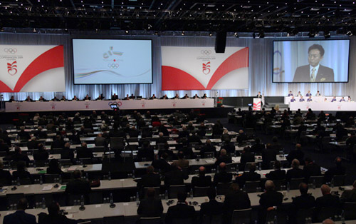 国際オリンピック委員会（ＩＯＣ）総会で演説を行う鳩山総理の写真３
