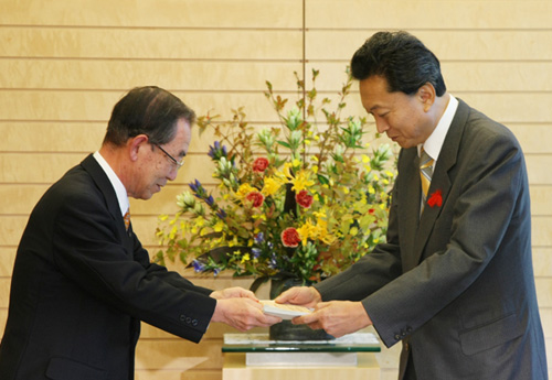 地方分権改革推進委員会第３次勧告の手交を受ける鳩山総理の写真１
