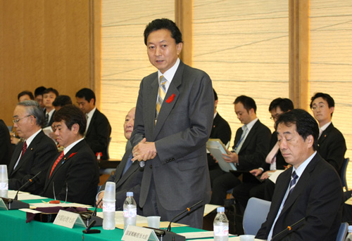 税制調査会であいさつする鳩山総理の写真１
