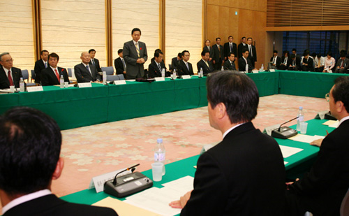 税制調査会であいさつする鳩山総理の写真２
