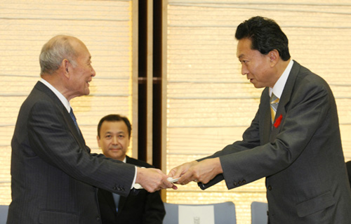 藤井財務大臣に諮問書を手渡す鳩山総理の写真