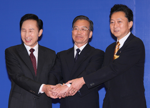 ３か国首脳の握手をする鳩山総理の写真