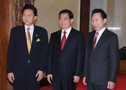 李明博大統領とともに胡錦濤国家主席と会見する鳩山総理の写真１