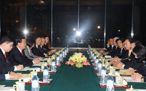 李明博大統領とともに胡錦濤国家主席と会見する鳩山総理の写真２