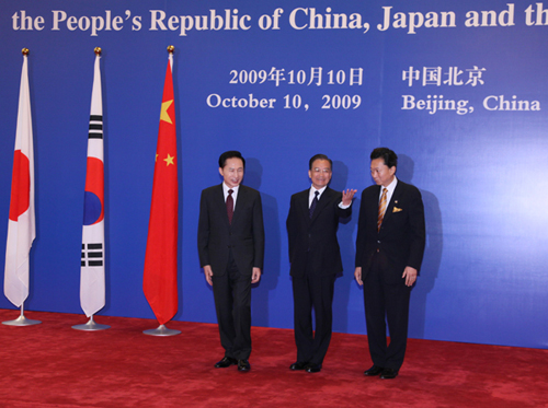 ３か国首脳の写真撮影に臨む鳩山総理の写真