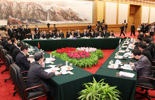 日中韓サミットに出席する鳩山総理の写真1