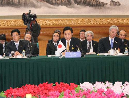 日中韓サミットに出席する鳩山総理の写真２